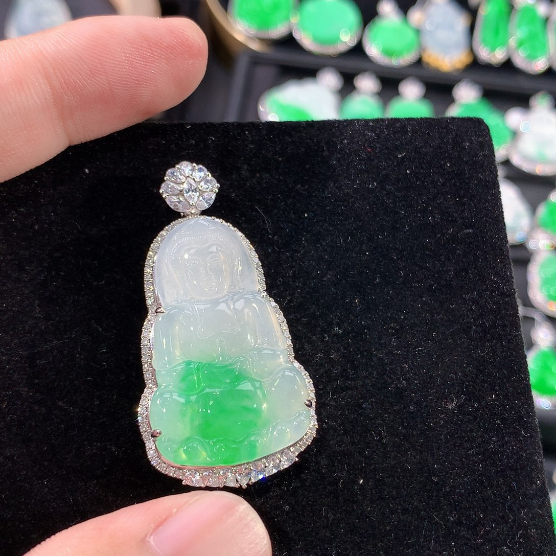 翡翠18K金镶嵌颈饰