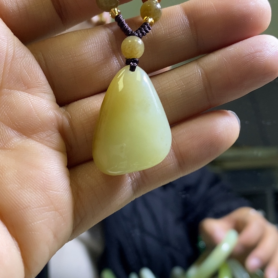 和田玉未镶嵌颈饰一个