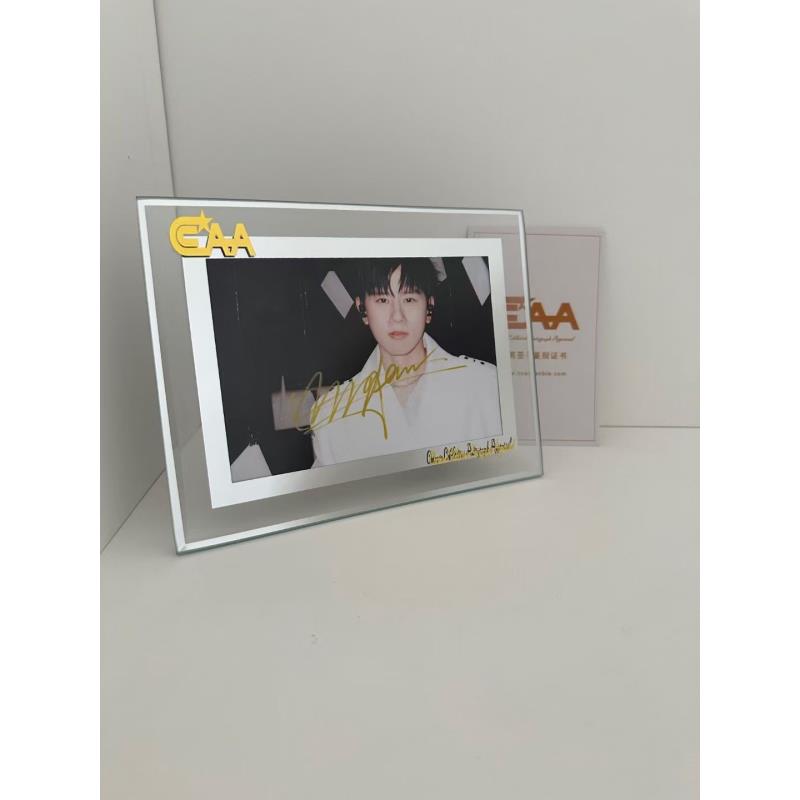 张杰亲笔签名带证书官网可查玻璃裱框礼盒礼袋包装