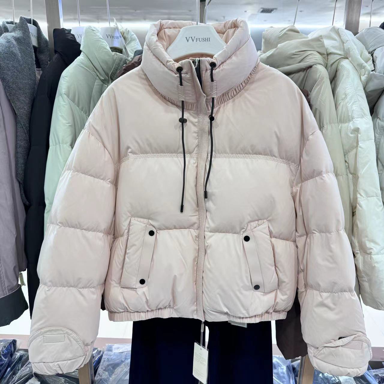 【VV FUSHI】25107027短款立领休闲风女士秋冬连帽羽绒服
