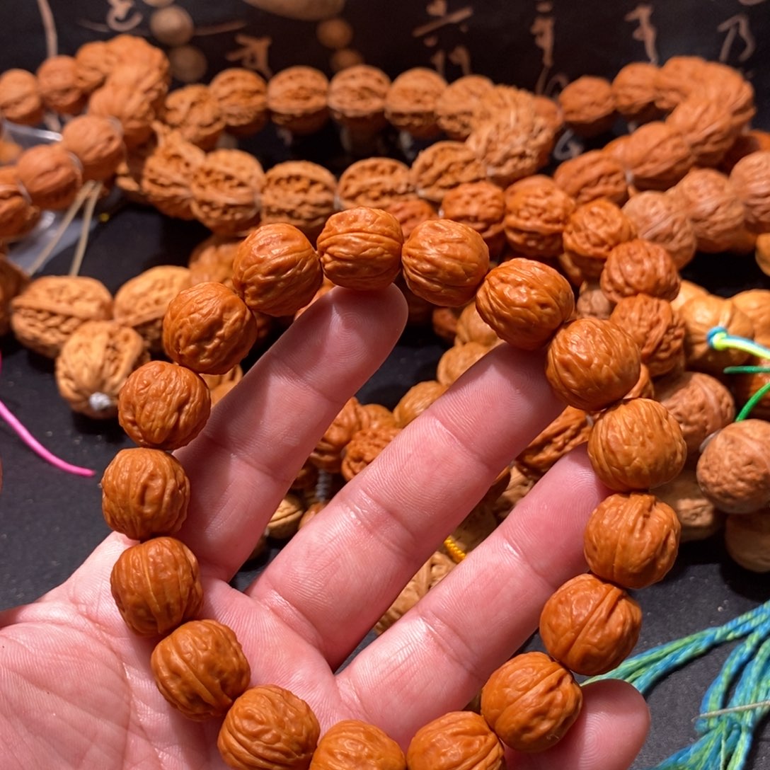 晨***曦木质类核桃小赤龙手串