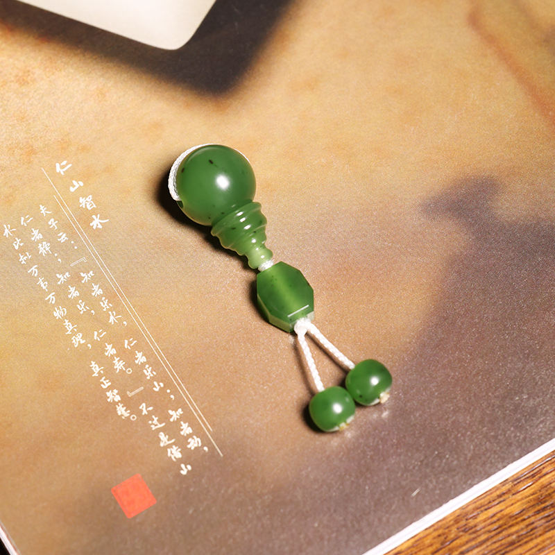 顽石阁新疆和田玉碧玉浓阳绿三通配饰背云9.6g