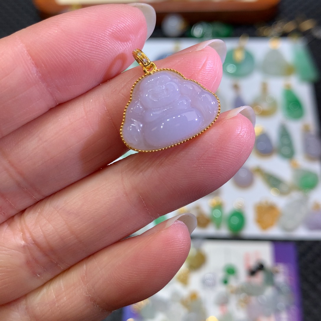 翡翠颈饰18K金镶嵌翡翠吊坠的未镶嵌