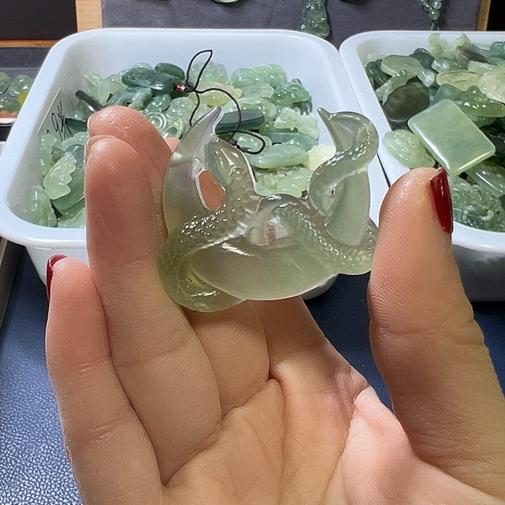 蛇纹石玉颈饰未镶嵌