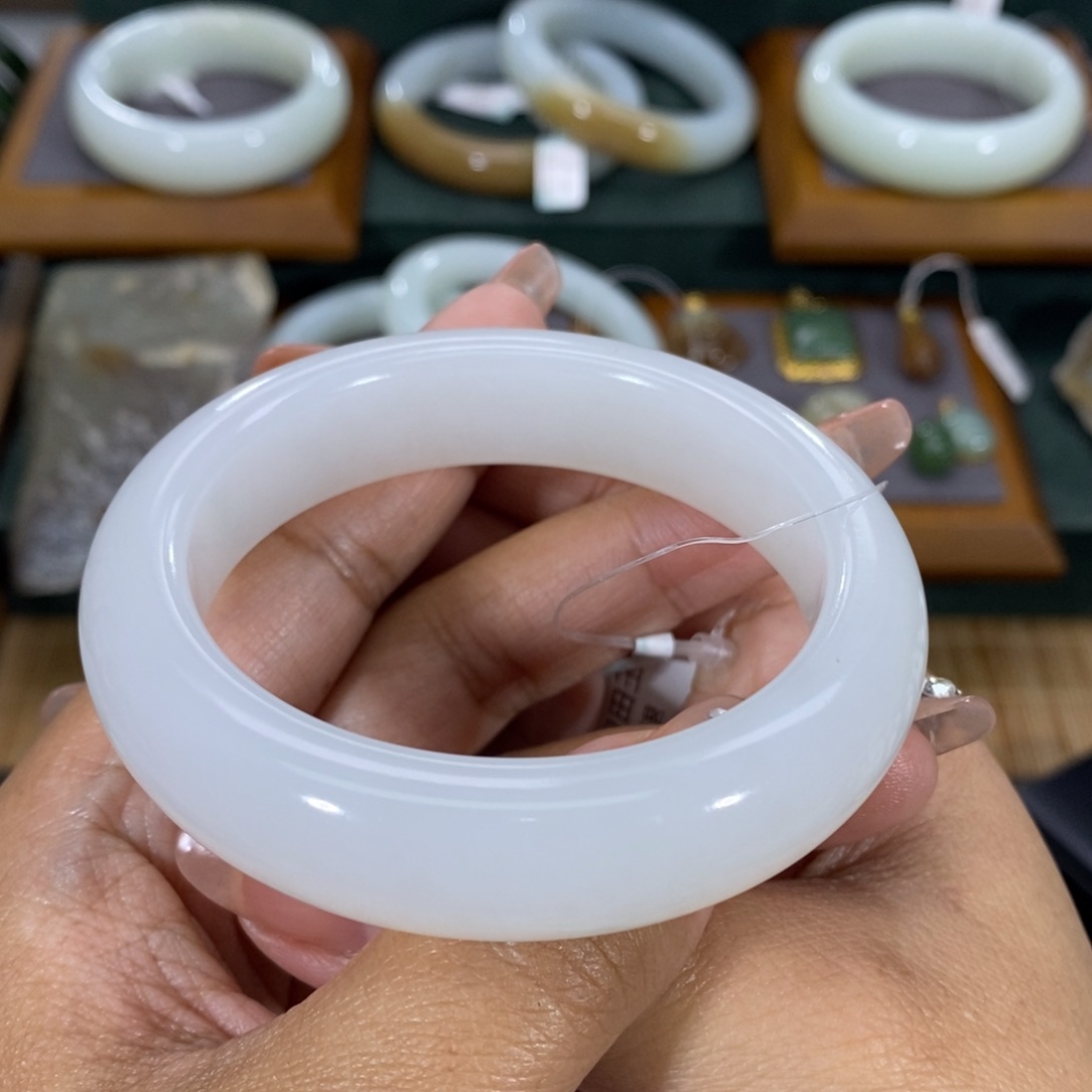 和田玉手镯未镶嵌