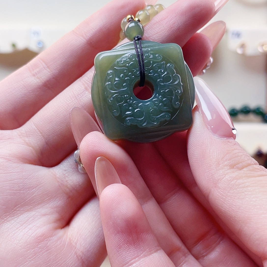 和田玉未镶嵌吊坠(赠链)