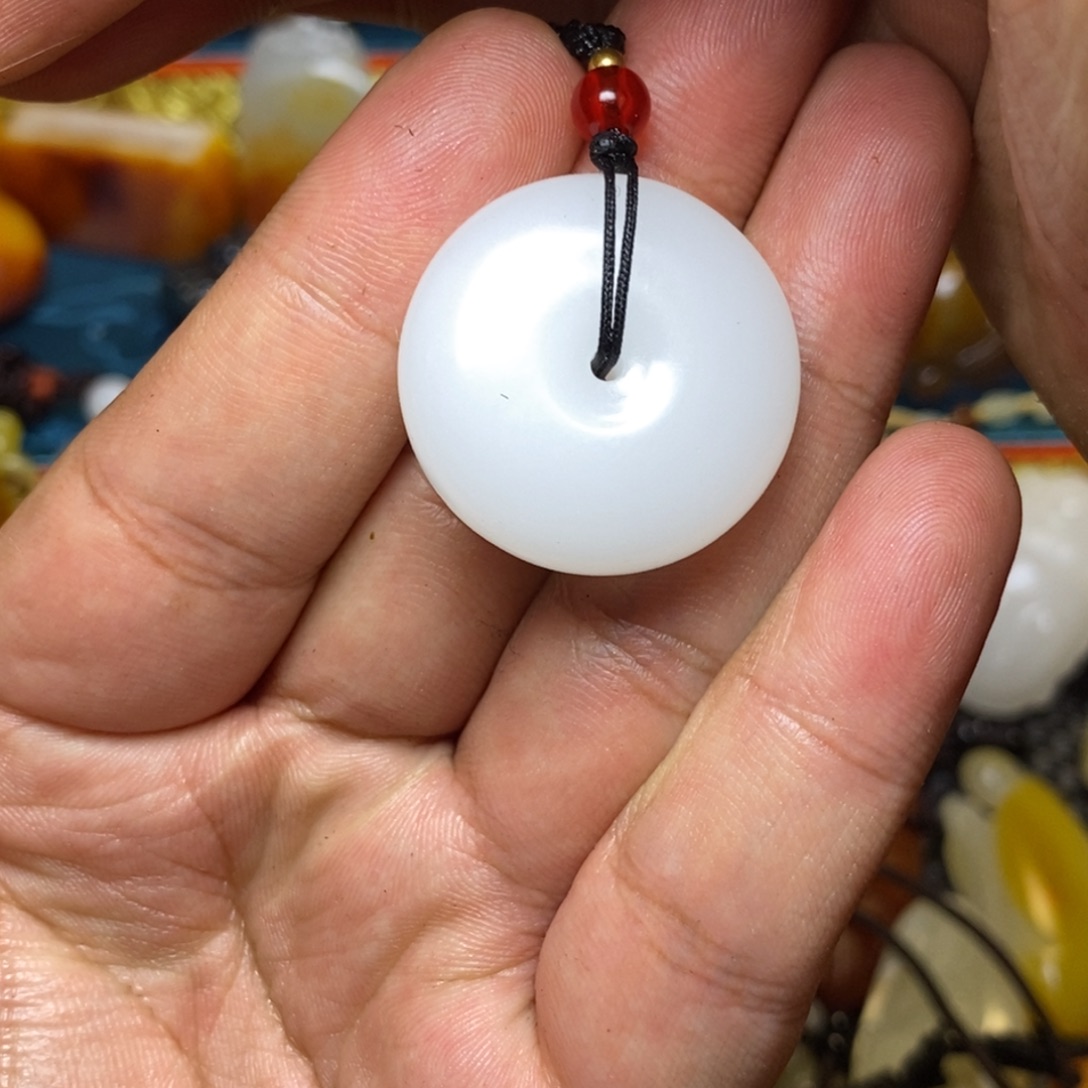 伊***灬颈饰未镶嵌和田玉