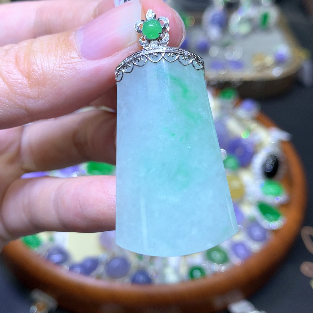 【闪购商品】翡翠颈饰18K金镶嵌翡翠吊坠项链