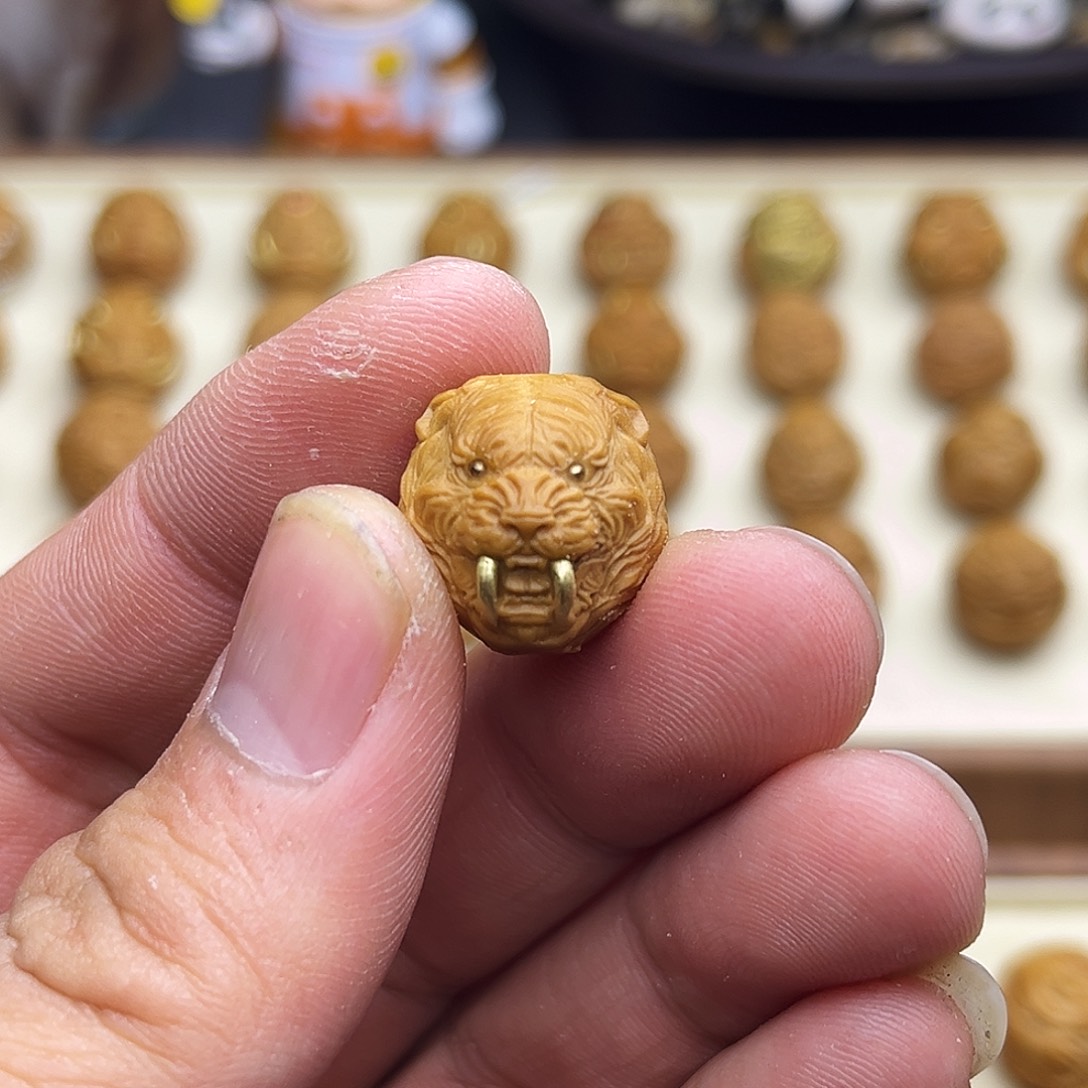 吊坠猴头核桃镶嵌虎头16