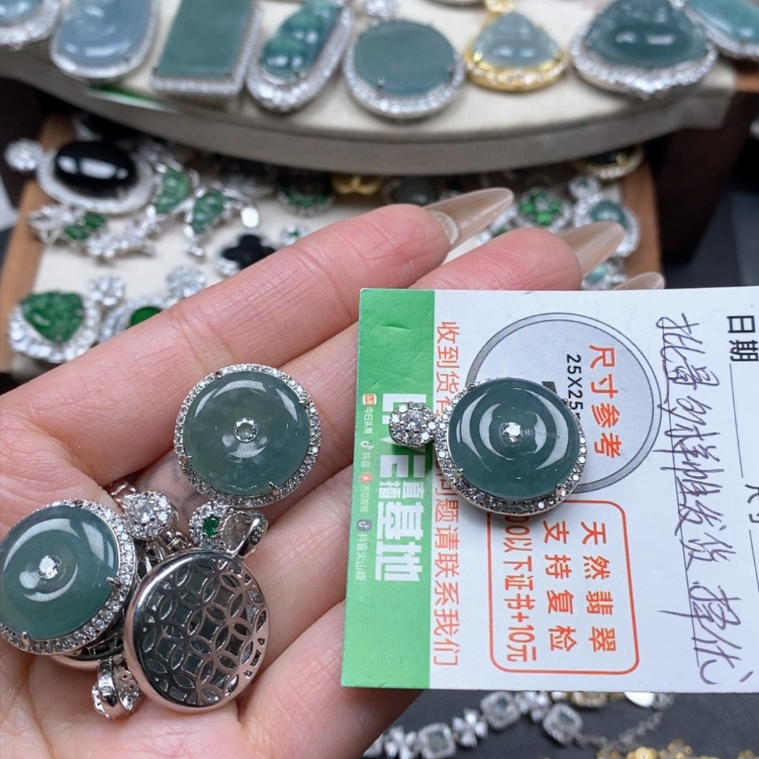 翡翠颈饰未镶嵌翡翠