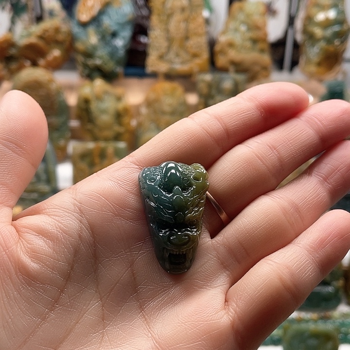 翡翠颈饰未镶嵌天然翡翠A货龙