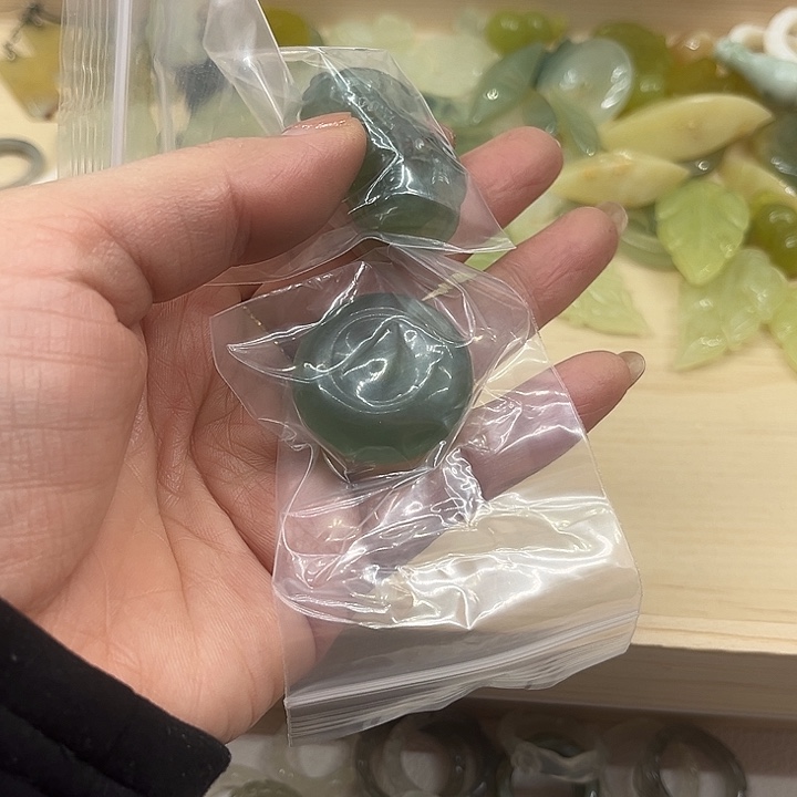 帅***羊透闪石-蛇纹石玉合金颈饰