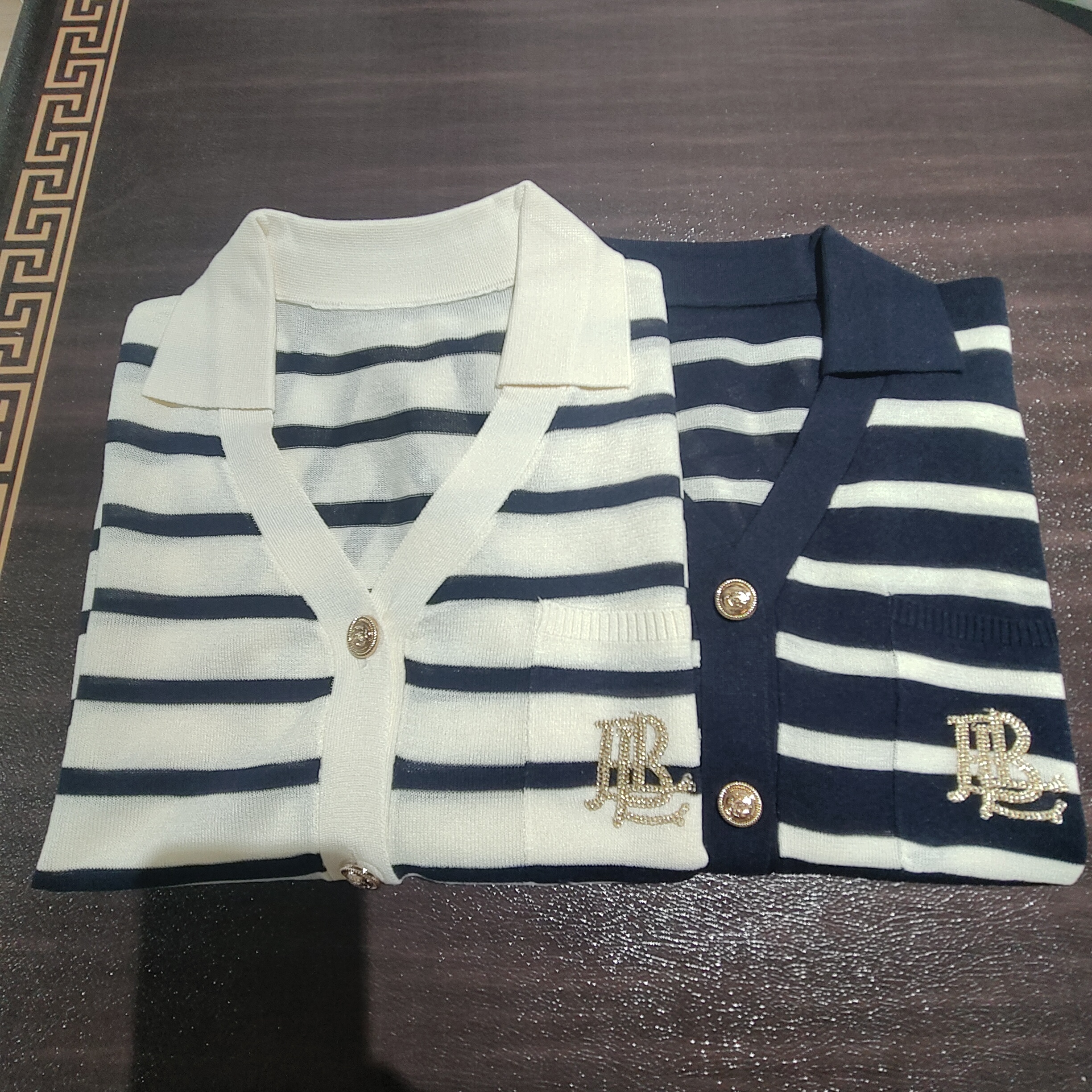 芳姐百搭V领短袖