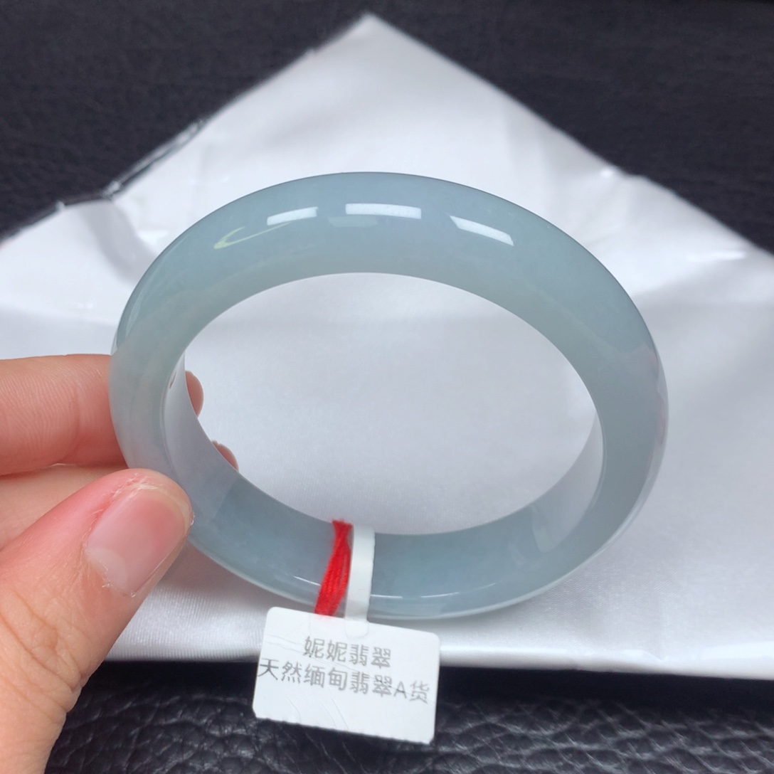 翡翠手镯未镶嵌。