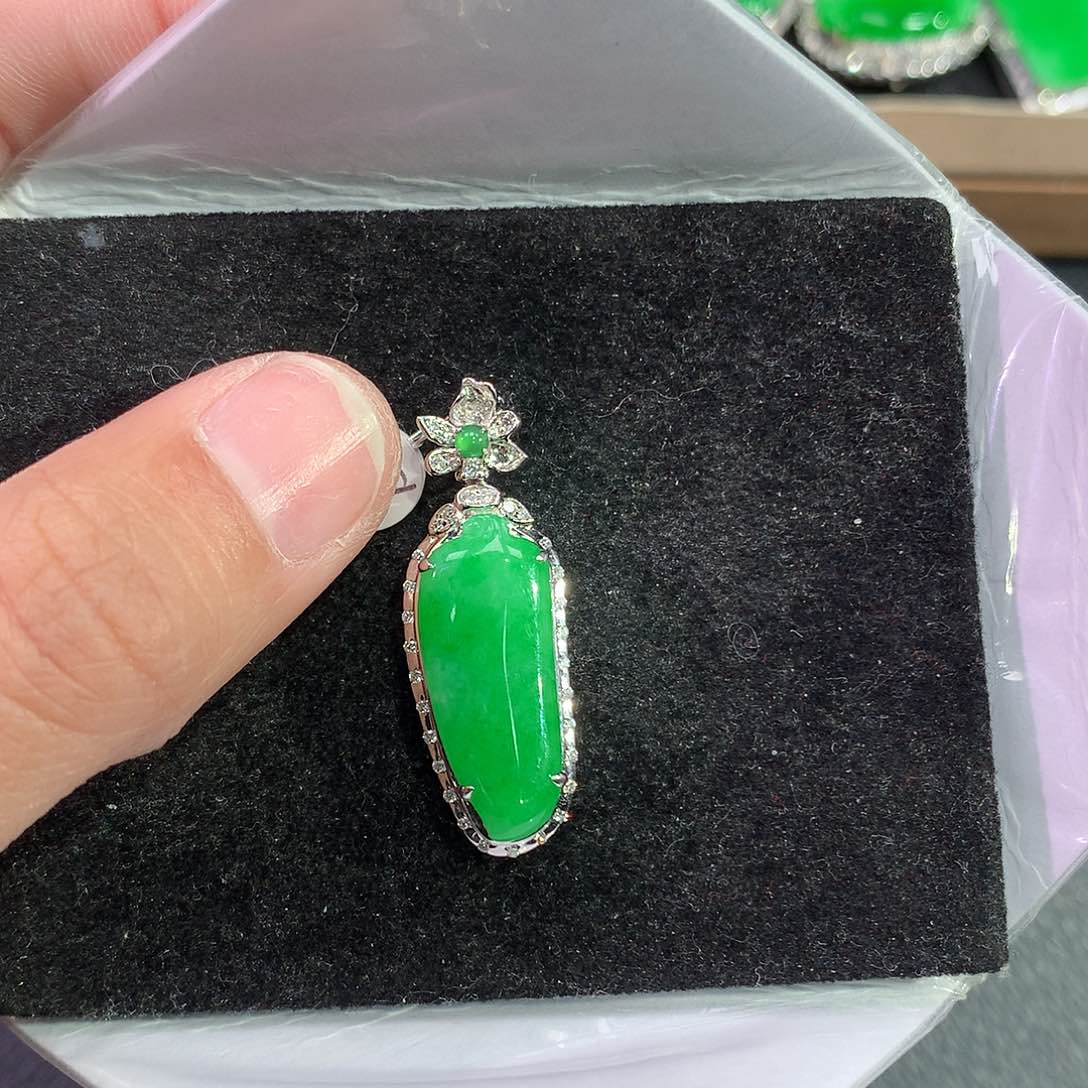 翡翠吊坠(赠链)18K金镶嵌