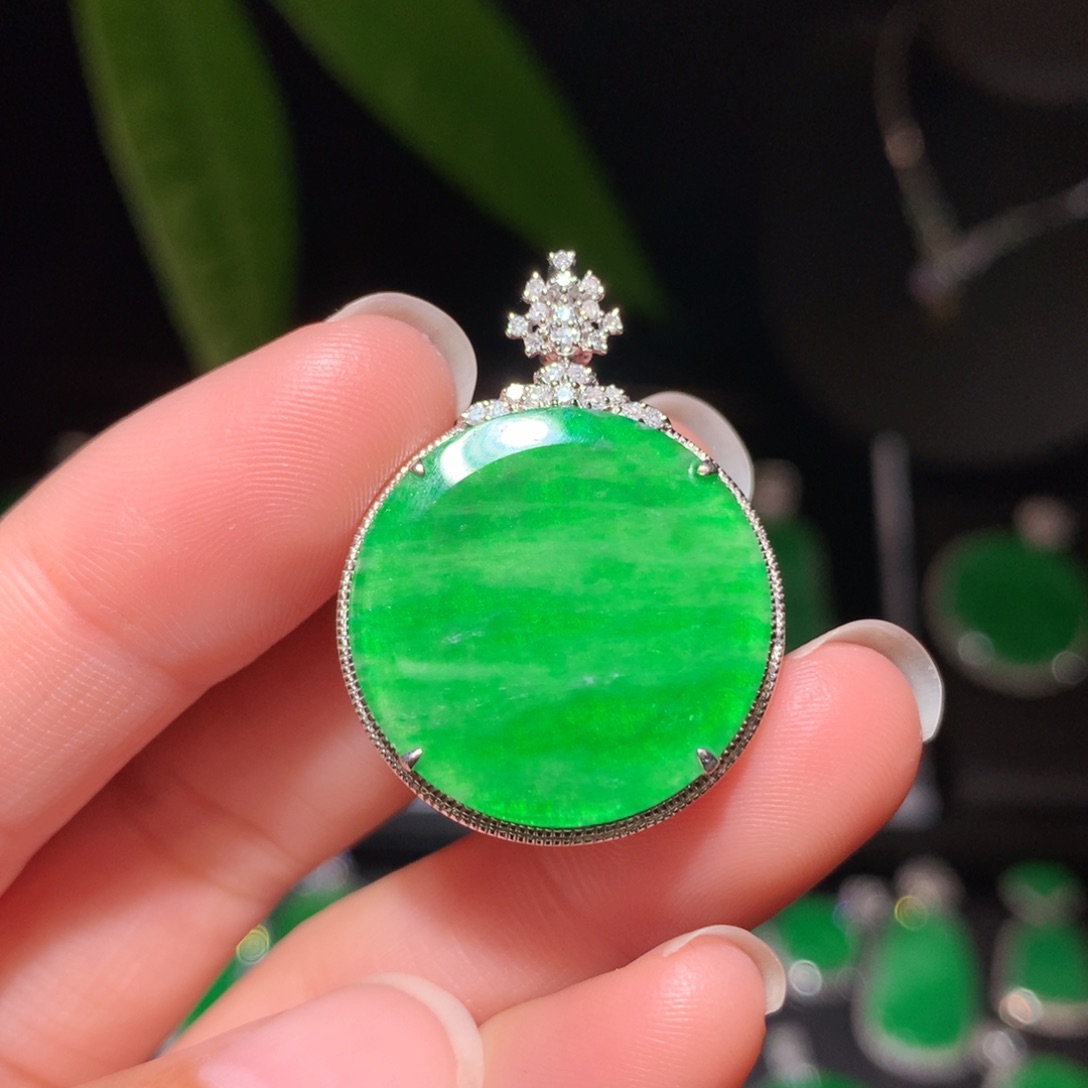 翡翠颈饰18K金镶嵌翡翠