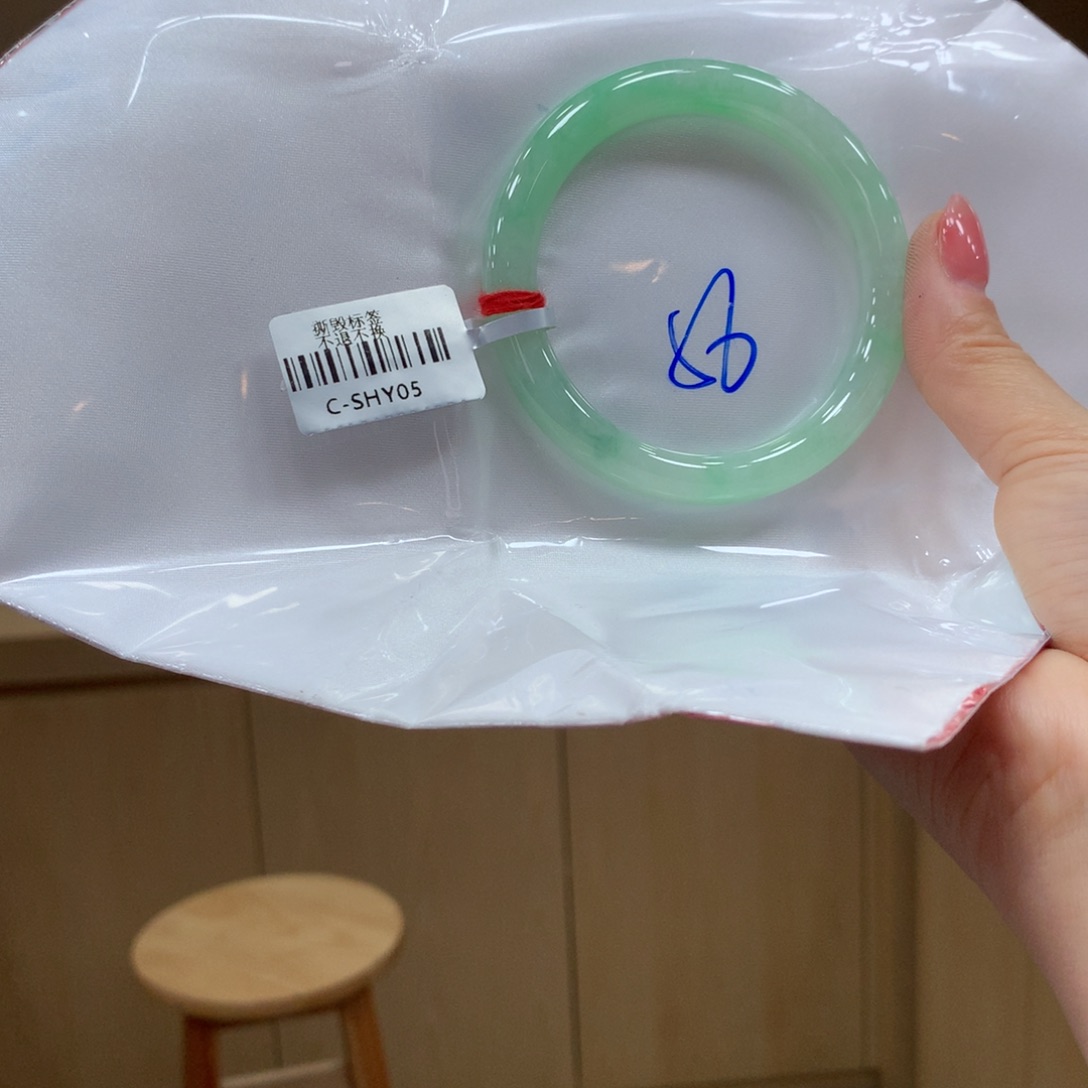 翡翠手镯未镶嵌不退不换