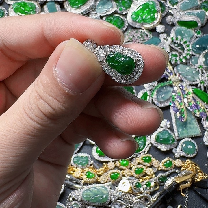 翡翠颈饰未镶嵌天然A货翡翠放漏