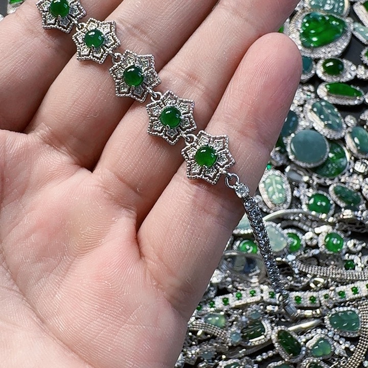 翡翠颈饰未镶嵌天然A货翡翠放漏