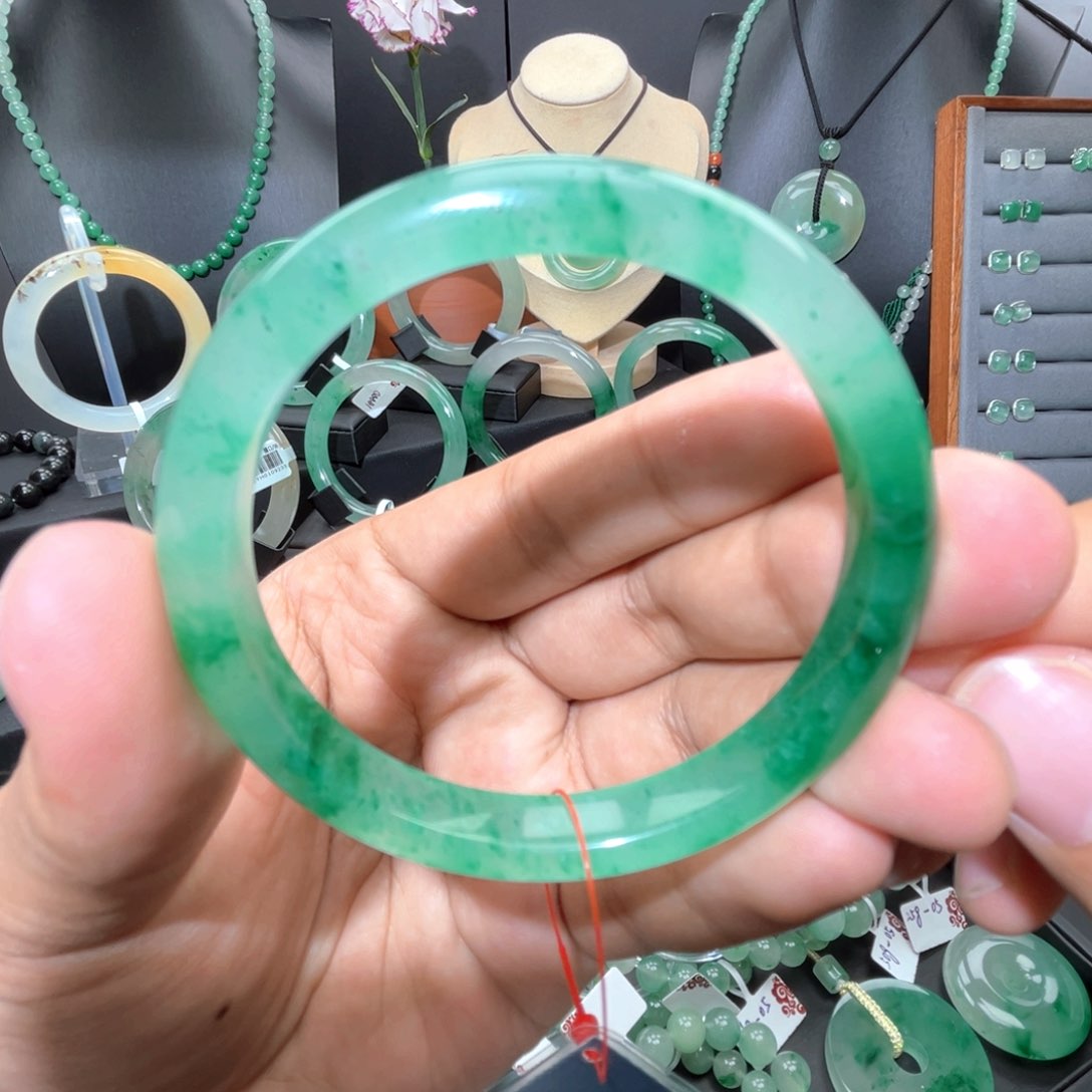 未镶嵌手镯石英质玉（非洲翠）