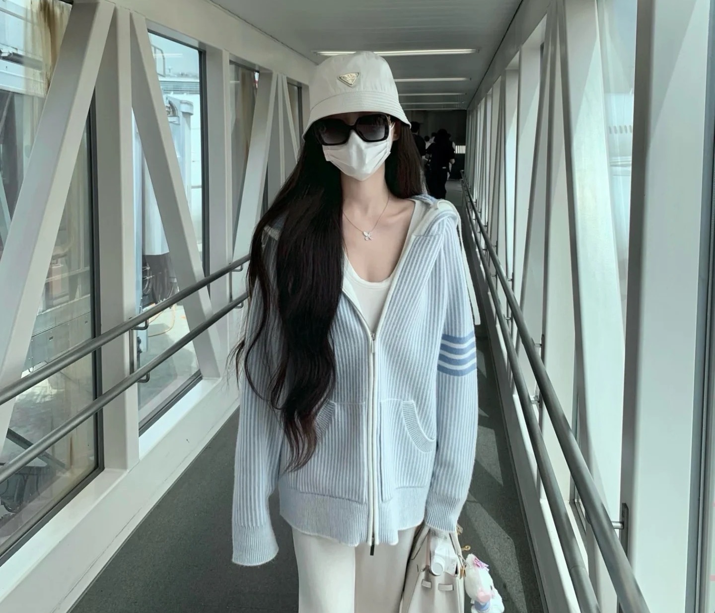 浅蓝色撞色拼接连帽外套