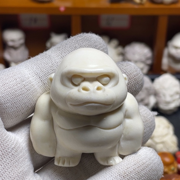 龙***儿非金属皮质配饰鹿角雕刻大猩猩