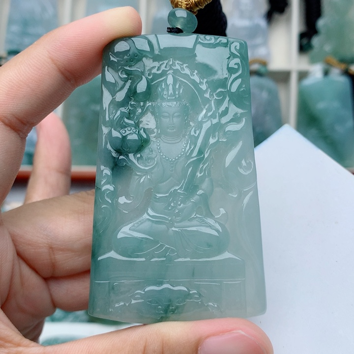 颈饰未镶嵌翡翠虚空藏