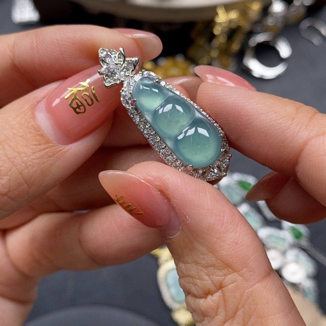 翡翠颈饰未镶嵌翡翠