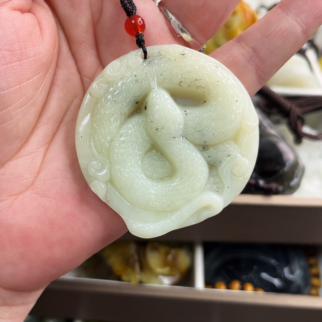 蛇纹石玉颈饰未镶嵌