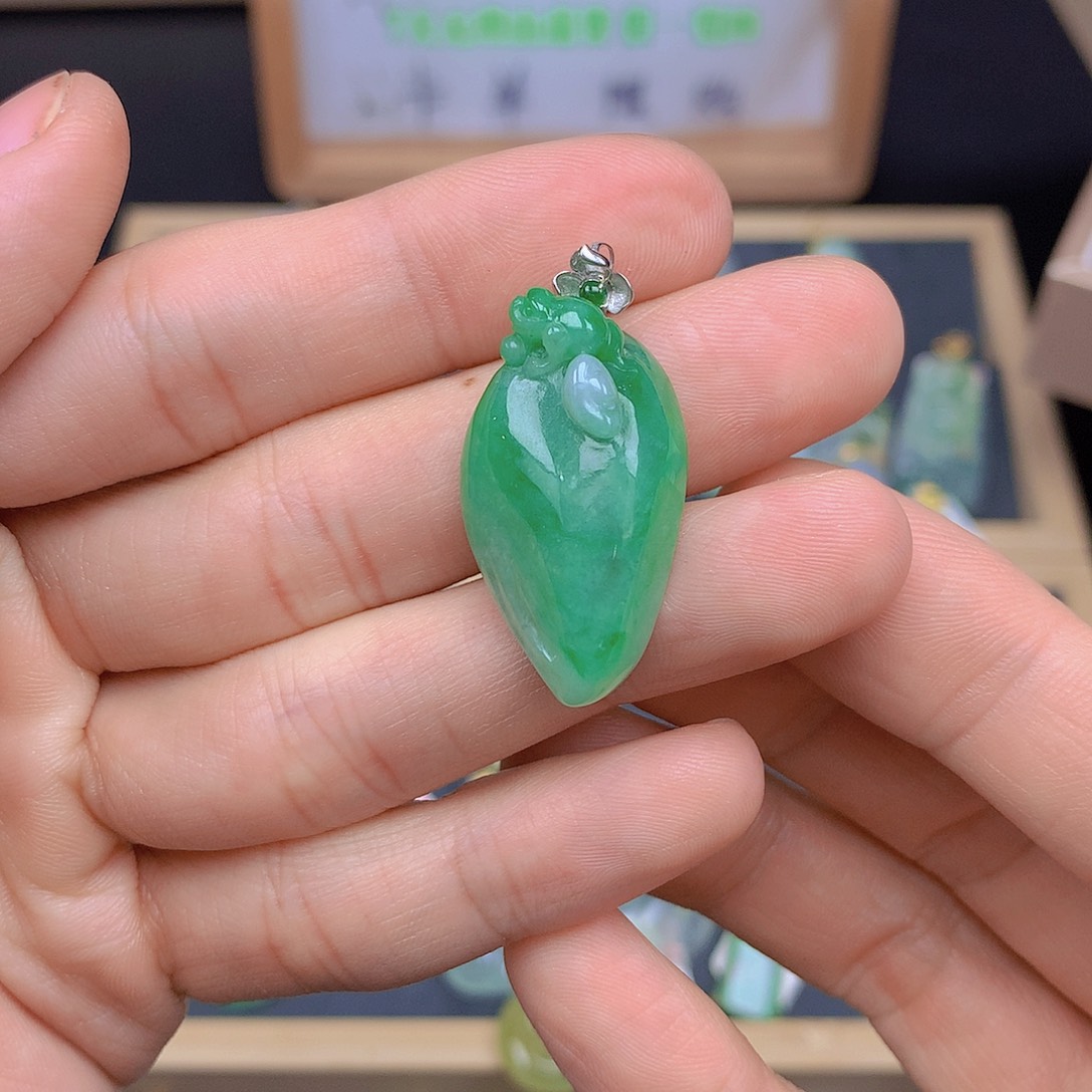 翡翠颈饰18K金镶嵌翡翠