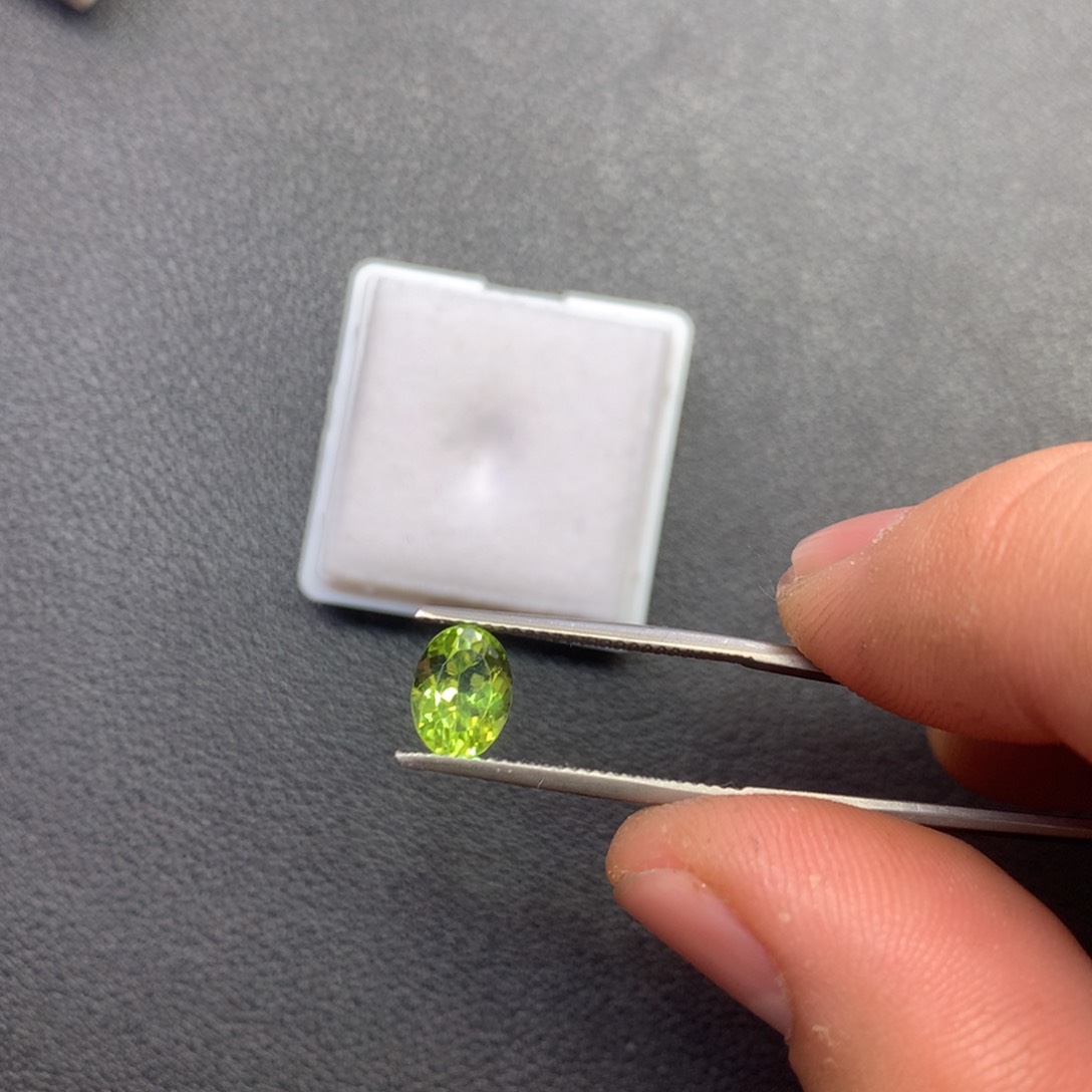 橄榄石笔搁未镶嵌1.61ct