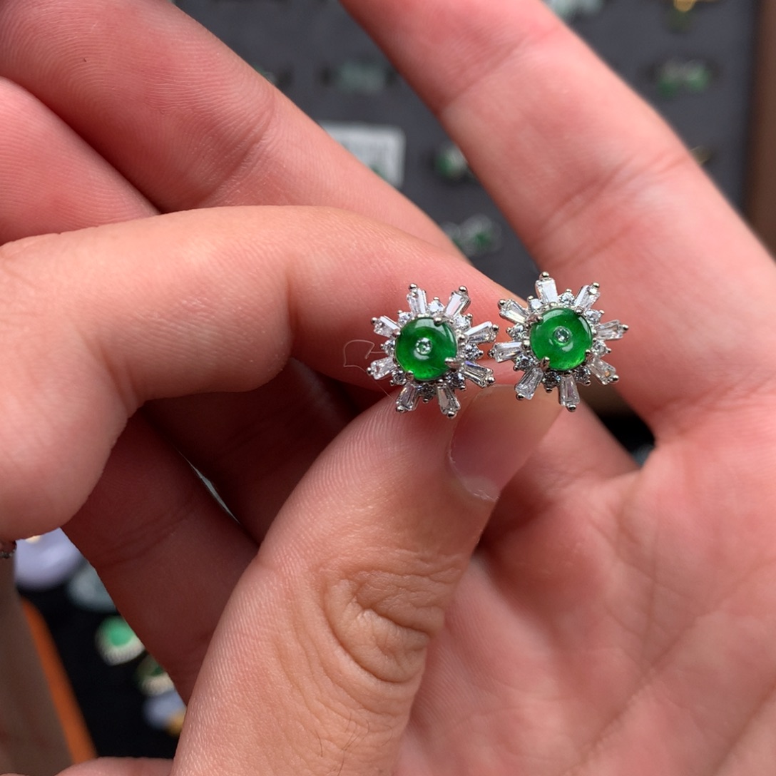 翡翠未镶嵌颈饰你是