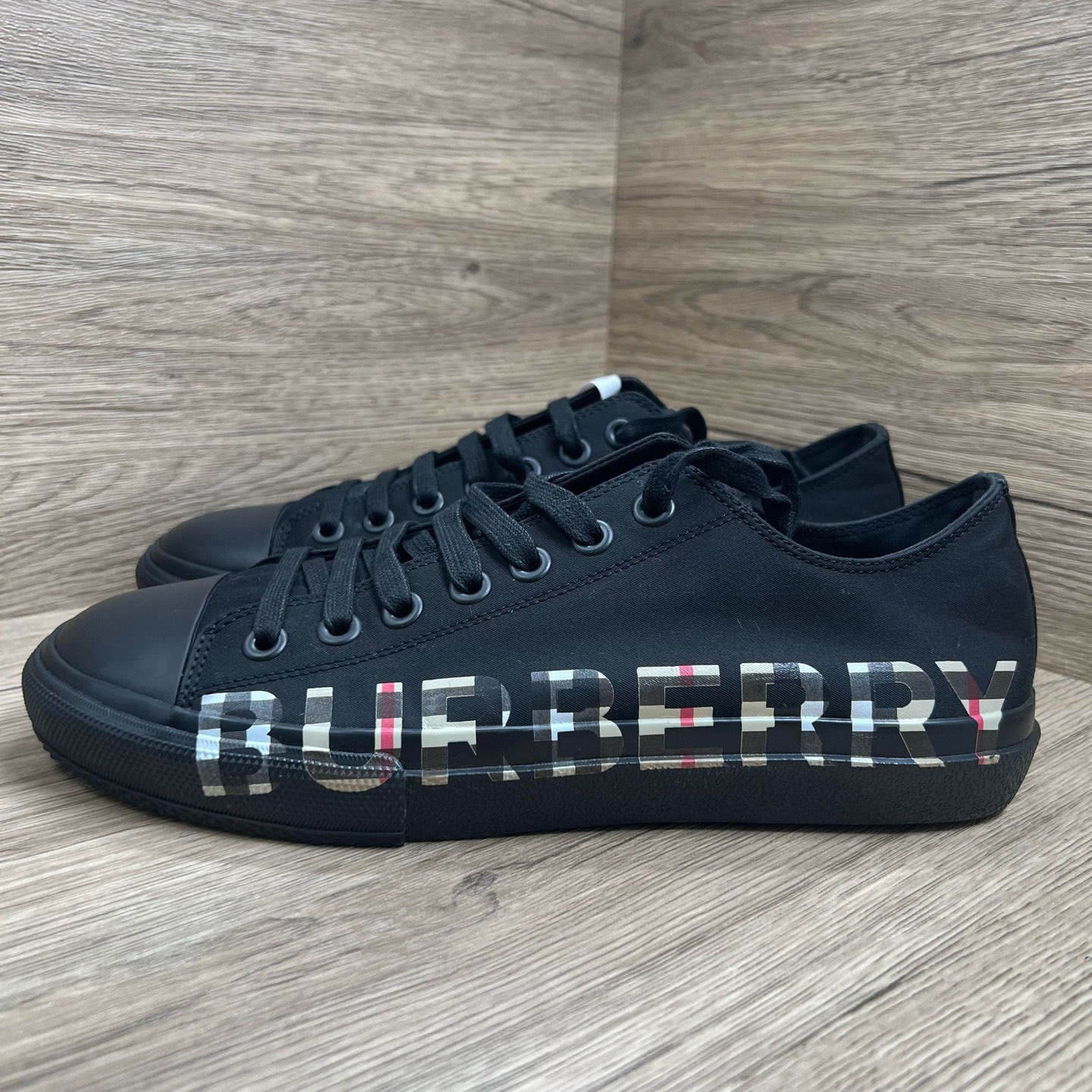 95新 BURBERRY/博柏利 黑色帆布板鞋 43码/无配件