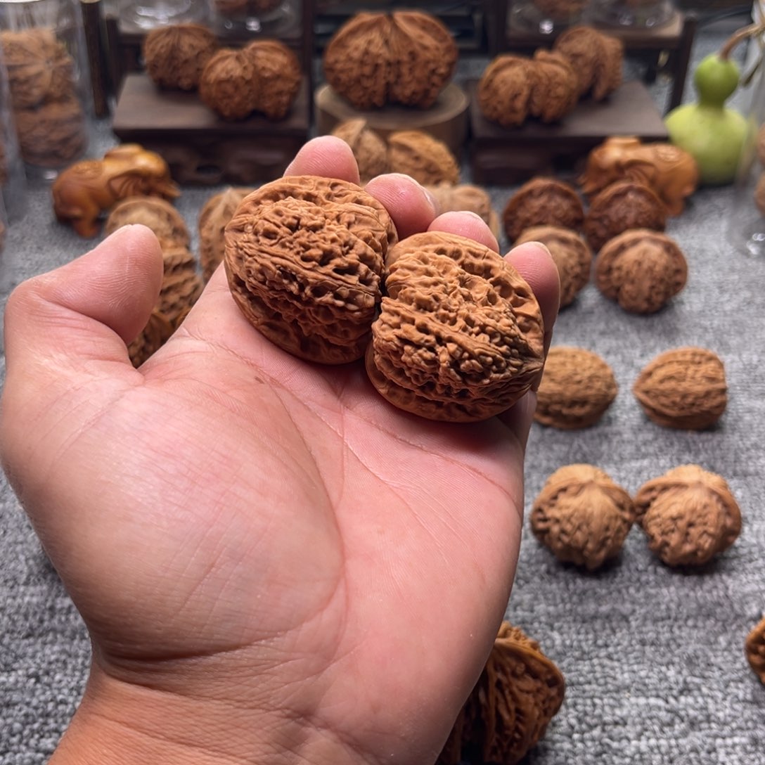 V***V文玩核桃把件南疆天残