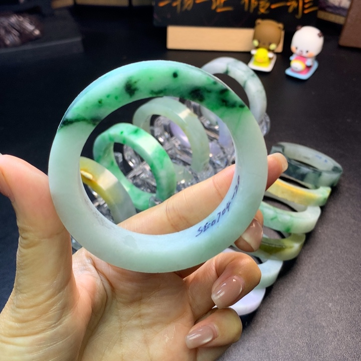 定制翡翠未镶嵌手镯