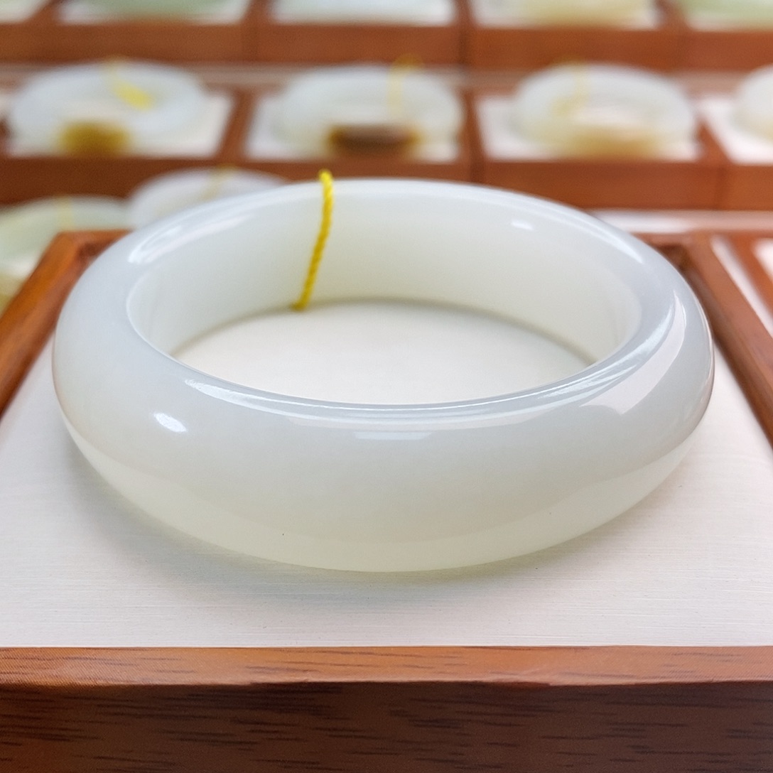 和田玉（白玉）手镯未镶嵌黄****缘