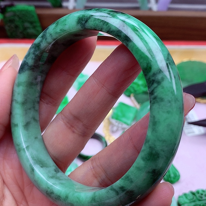 翡翠手镯未镶嵌翡翠