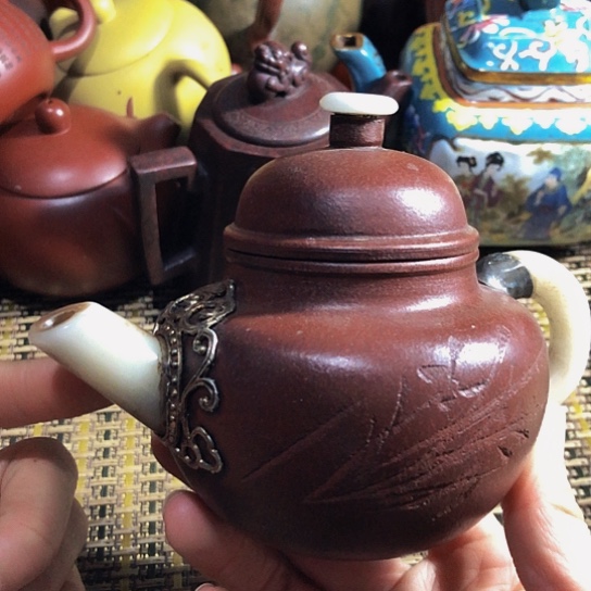 紫砂茶壶原矿泥料手工制作的紫砂壶。