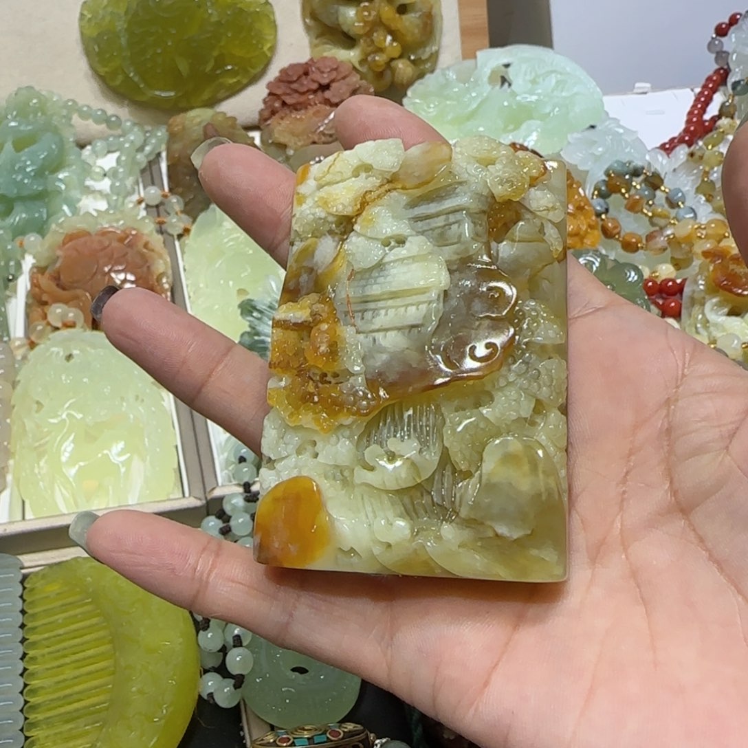 未镶嵌蛇纹石玉吊坠