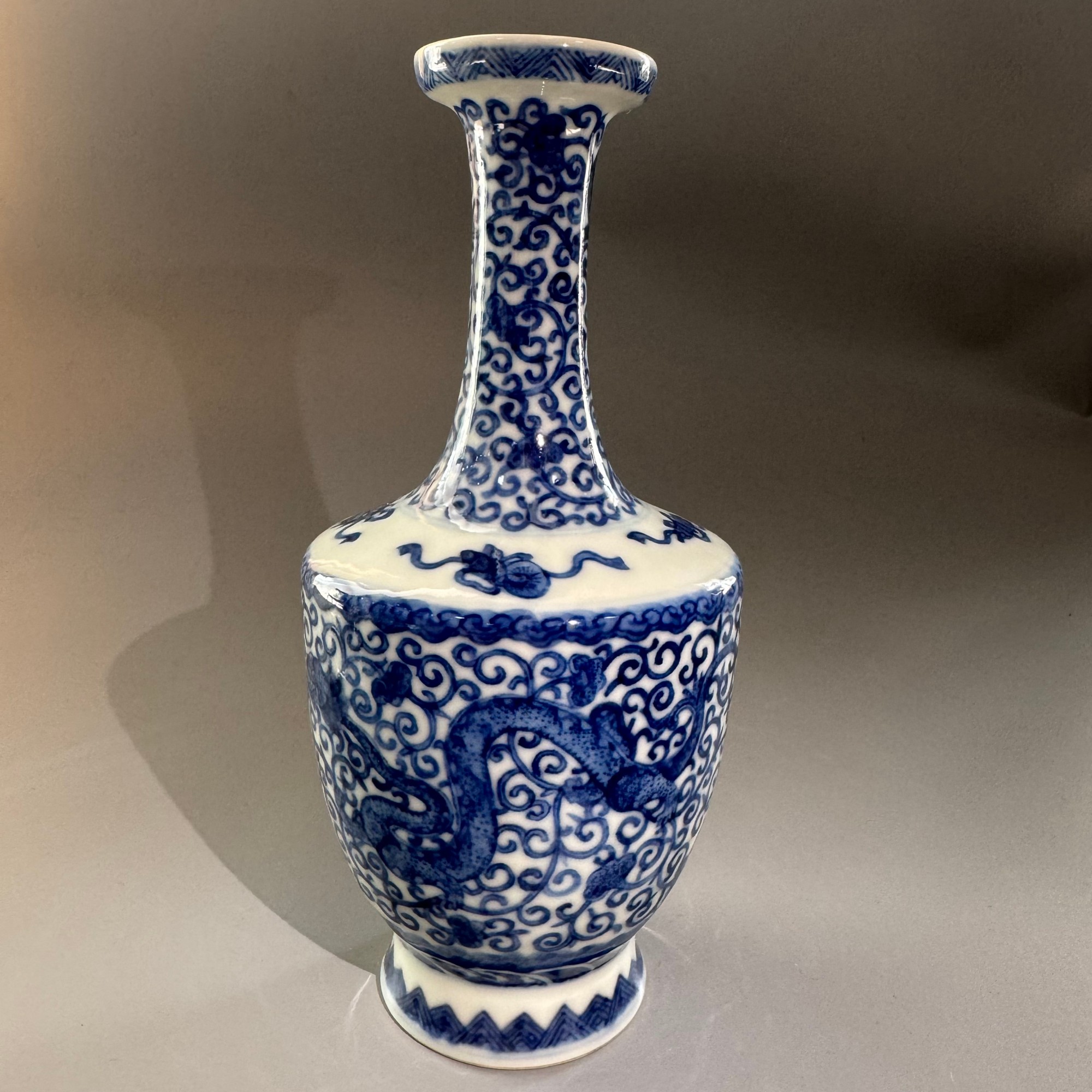 清晚期青花龙穿花纹长颈瓶【古董拍卖】JXT-00036