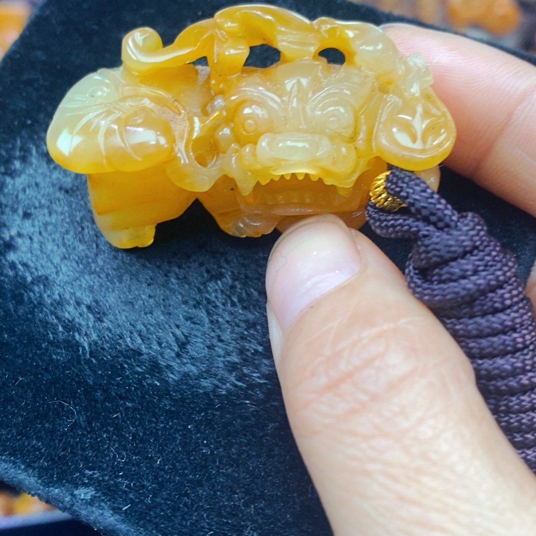 未镶嵌石英质玉（黄龙玉）颈饰