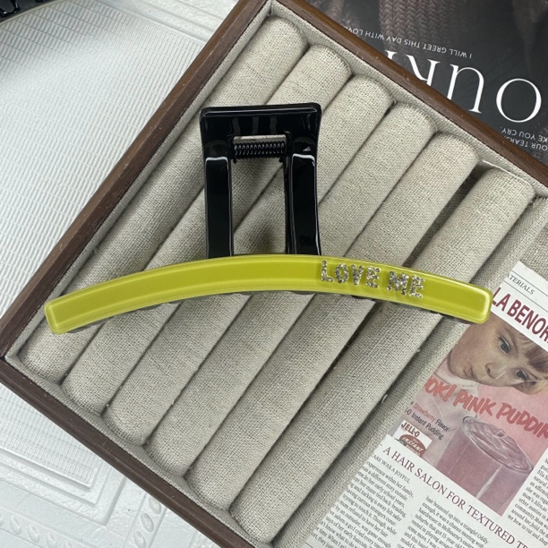 音杳F-1369新款 醋酸点钻字母大抓夹13cm