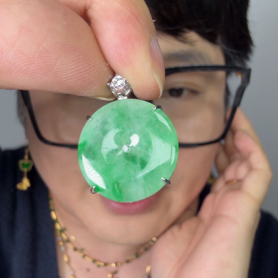 翡翠未镶嵌颈饰一件