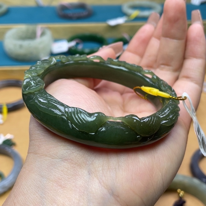 和田玉手镯59圈口。 编号60未镶嵌