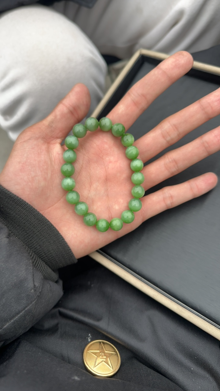 和田玉俄罗斯碧玉苹果绿带猫