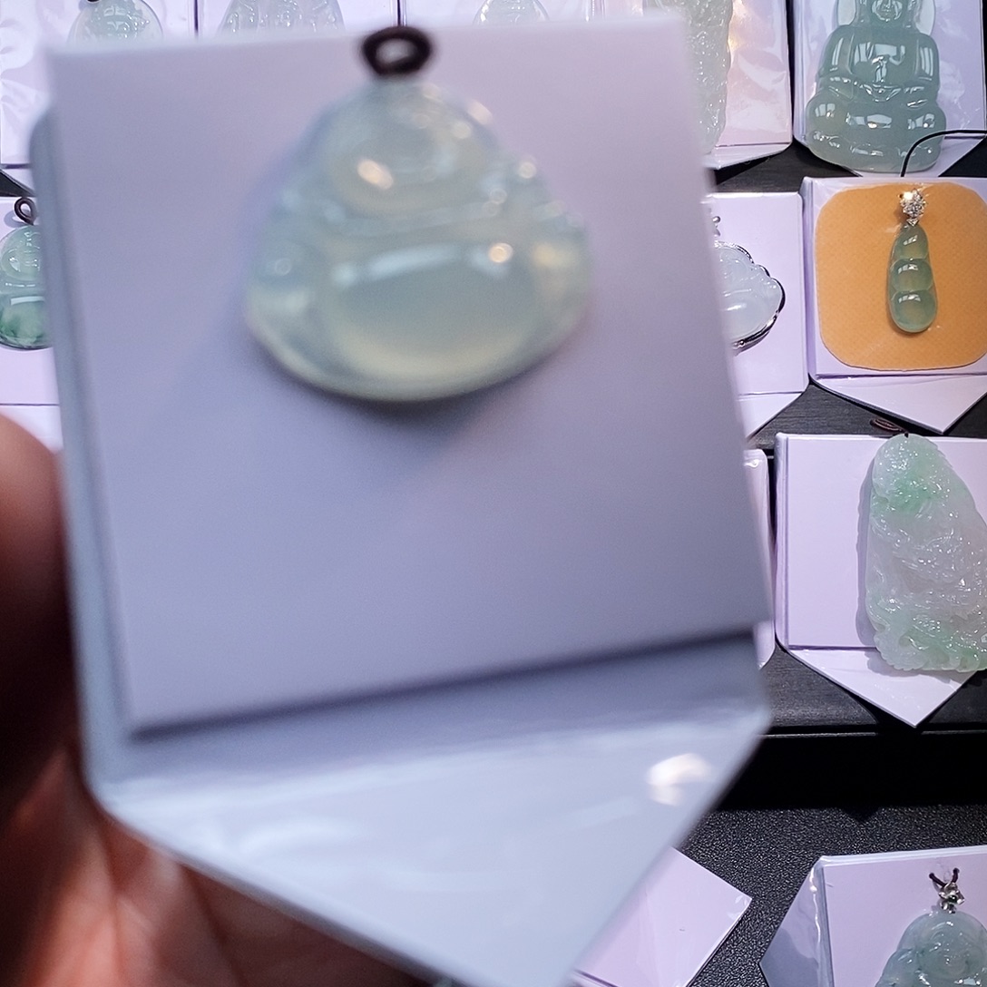 翡翠未镶嵌颈饰佛