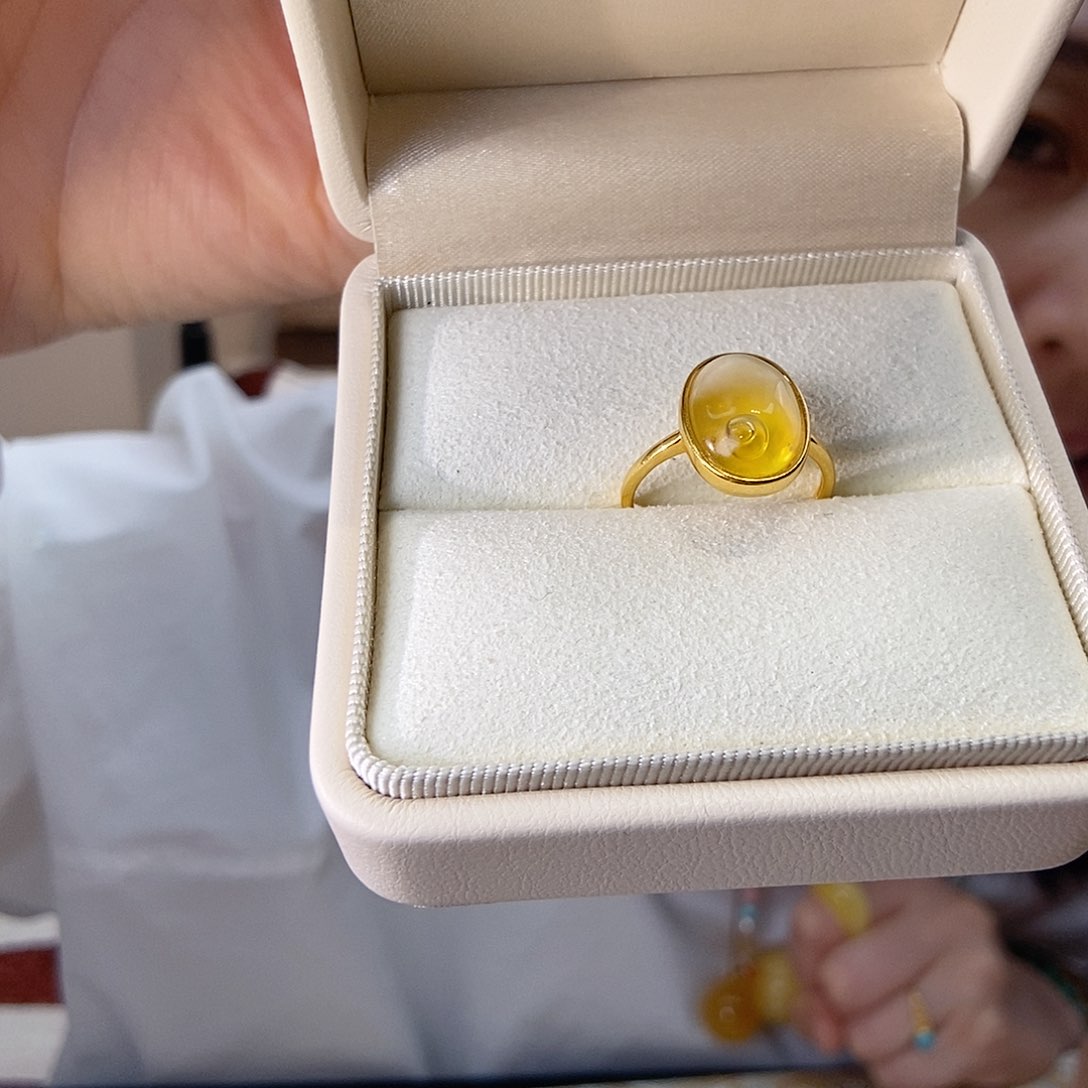 蜜蜡戒指18K金镶嵌水胆