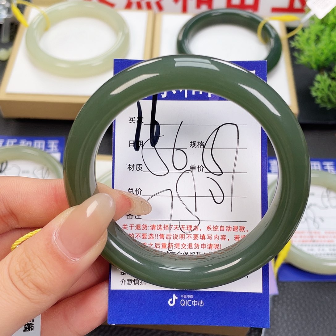 和田玉手镯未镶嵌