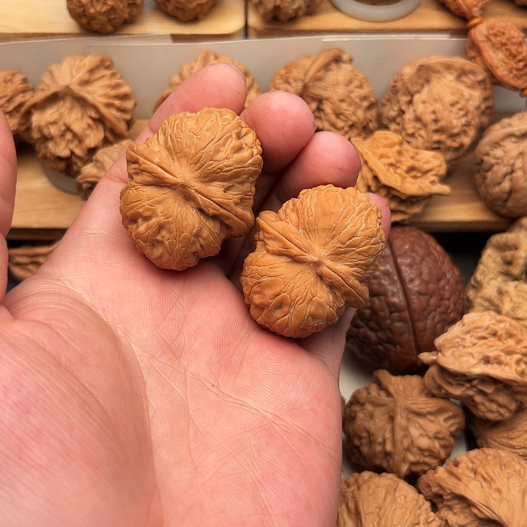 与****文玩核桃吊坠元宝