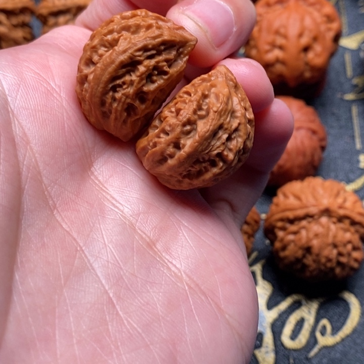 文玩核桃吊坠半壁